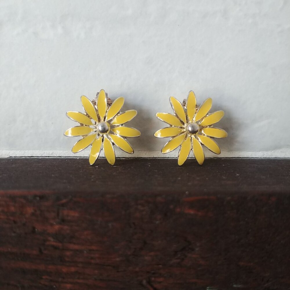 Vintage yellow silver daisy flower clip on clip on earrings